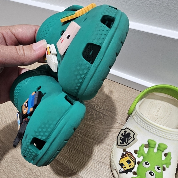 CROCS Kid's Classic Glow Alien Clog/Zuecos Classic Green Size 6 and 7 - Picture 6 of 16